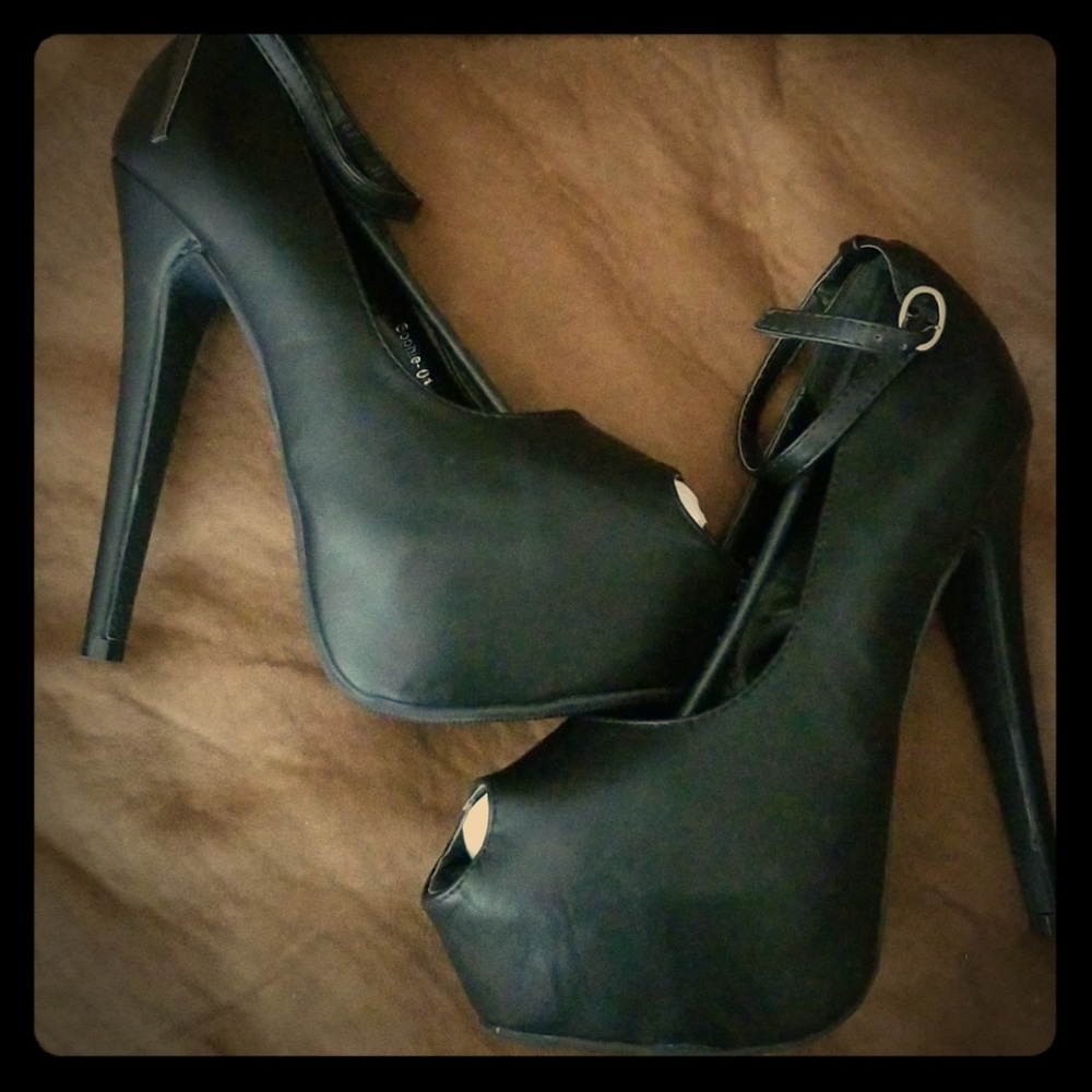 Black heels (NEW)
